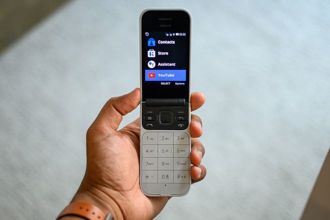 Nokia 2720 (Imagem: Julian Chokkattu/Digital Trends)