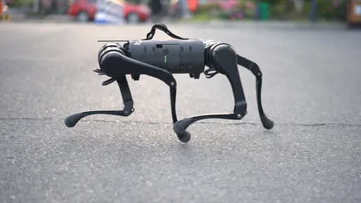 “Robô-cão” medonho acompanha o dono durante caminhadas e está à venda
