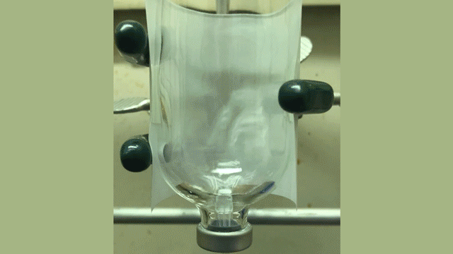 Time lapse mostra uma chaminé hidrotérmica em miniatura se formando no experimento em laboratório, tal qual teria acontecido no oceano da Terra há bilhões de anos. A chaminé cresce a partir de reações com minerais encontrados na água (Imagem: NASA)