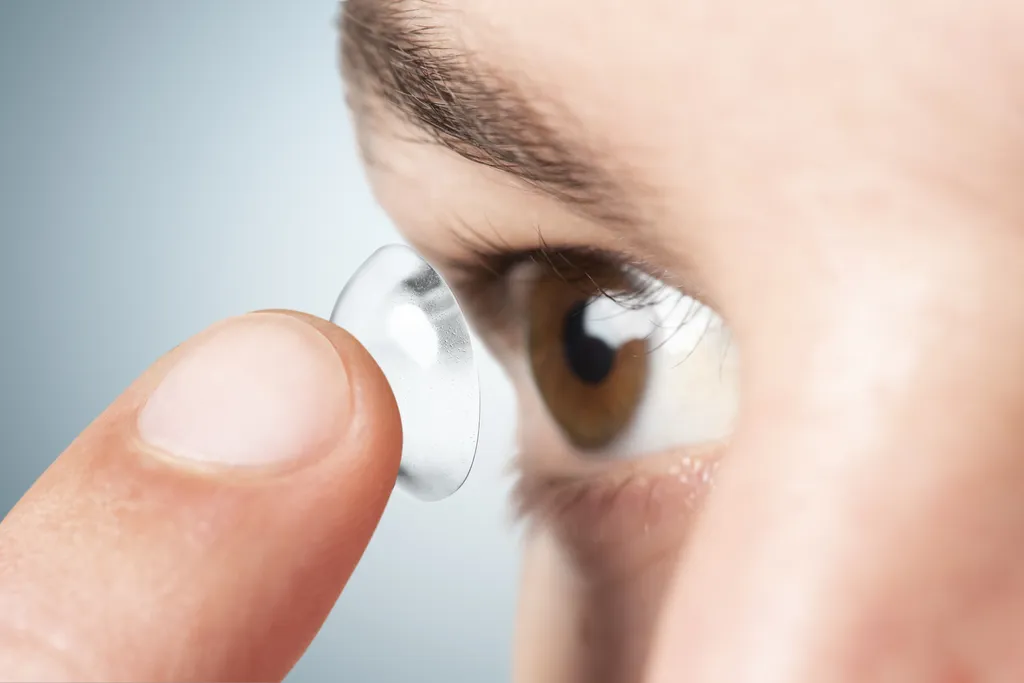 Lente de contato com microagulhas leva remédios às camadas mais profundas dos tecidos oculares (Imagem: Rawpixel/Envato)
