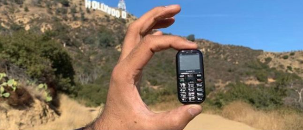 Supostamente o menor celular do mundo, o Tiny T2 (foto) é um pouquinho maior que um pendrive (Imagem: Divulgação/Zanco/Zini Mobiles)