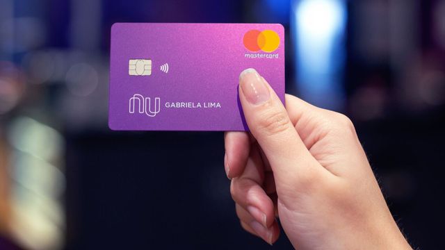 Nubank lança serviços de cartão de débito e saque em caixas 24h