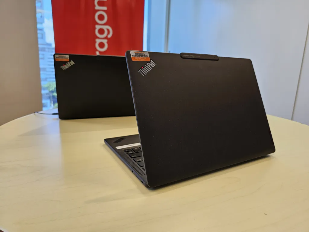 Prometendo até 28 horas de bateria e conectividade contínua com 5G, o Lenovo ThinkPad X13s é o primeiro notebook do Brasil a contar com processador Snapdragon 8cx Gen 3 (Imagem: Renan da Silva Dores/Canaltech)
