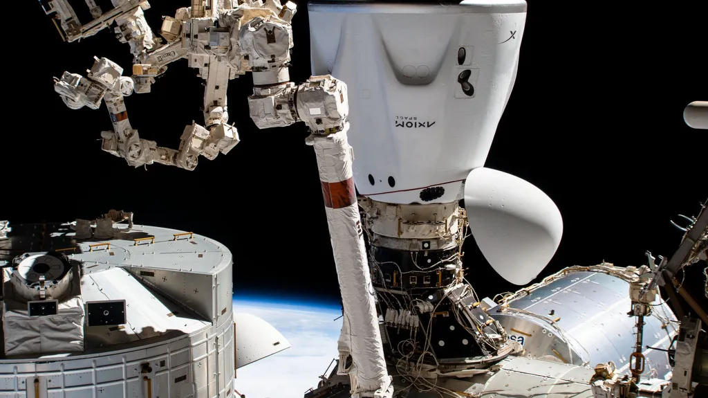 A nave Crew Dragon Endeavour acoplada à ISS (Imagem: Reprodução/Axiom Space)