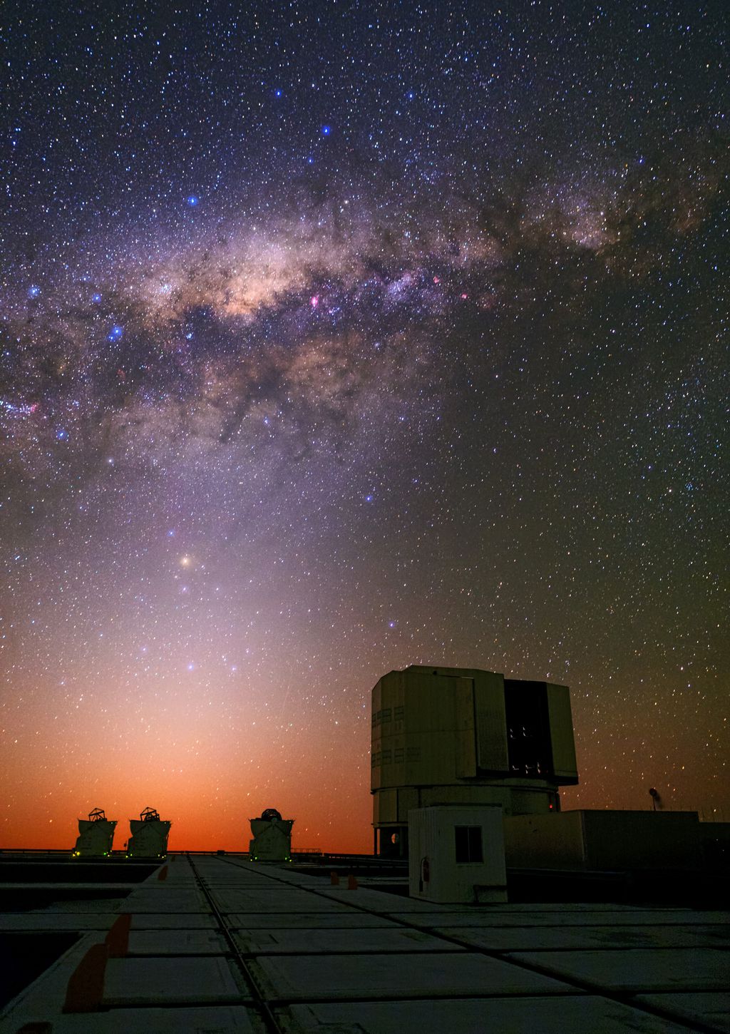 O braço da Via Láctea observado acima do VLT, no Chile (Imagem: Reprodução/ESO/B. Tafreshi)