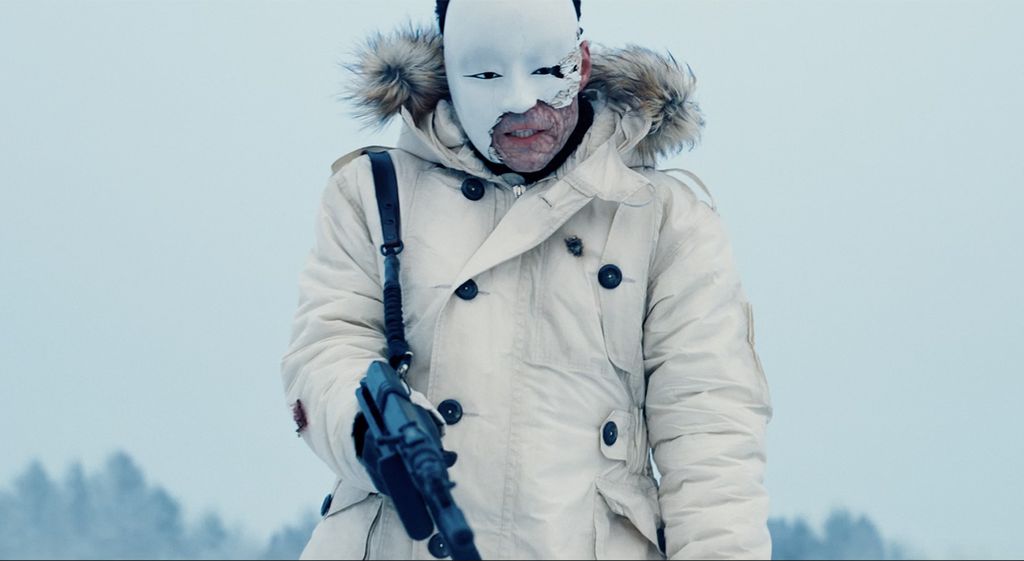 Safin com a máscara que já o tornou icônico muito antes do lançamento do filme (Imagem: Reprodução/MGM)