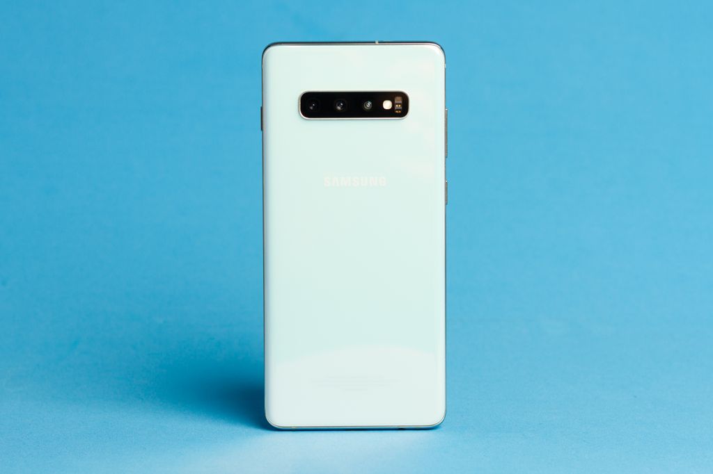 Visual traseiro do Galaxy S10 é semelhando ao do GAlaxy S10+ (Foto: Ivo/Canaltech)