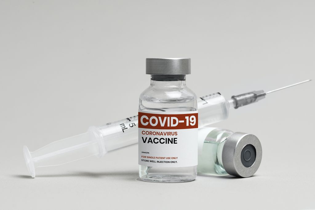 Enfermeiro vacinado contrai COVID-19 antes de tomar segunda dose; especialista esclarece que leva até 14 dias para desenvolver a proteção (Imagem: cuz.gallery/Rawpixel)