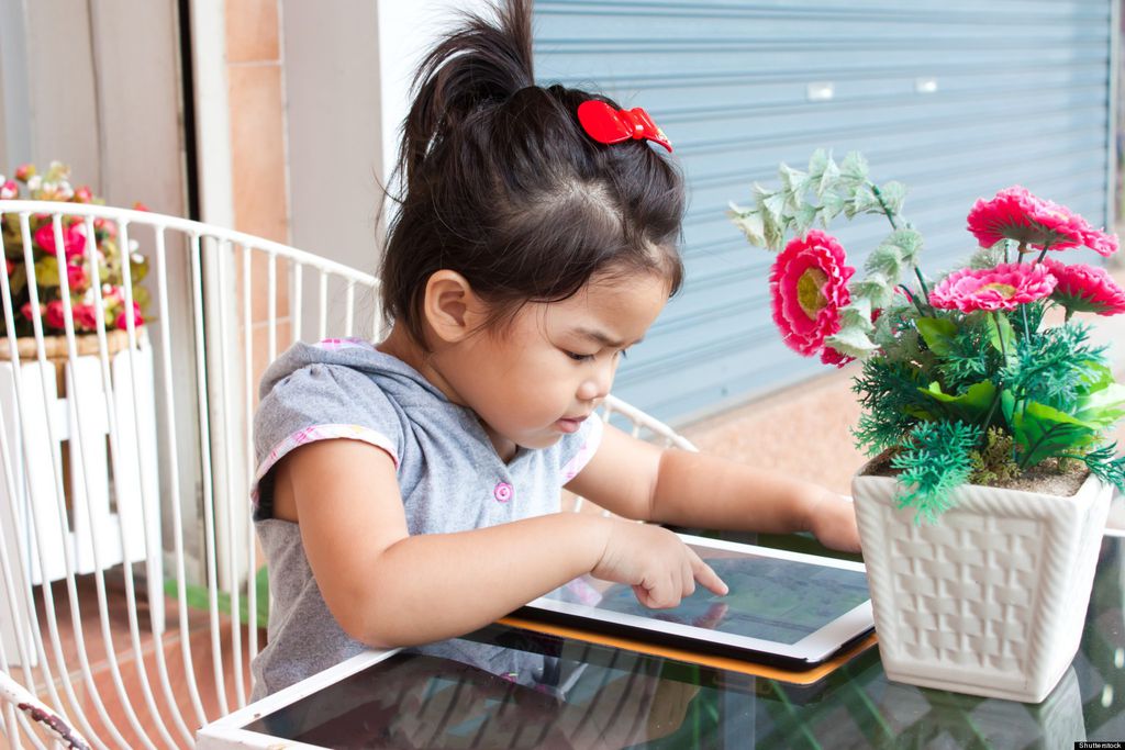 Tablet no lugar de livros: tecnologia ajuda ou atrapalha na alfabetização?