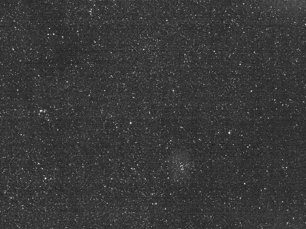 A Nebulosa da Roseta aparece como uma mancha na metade inferior desta imagem, logo abaixo do centro, Foto feita pelo par de câmeras T2CAM da sonda (Imagem: Reprodução/NASA/Goddard/SwRI)