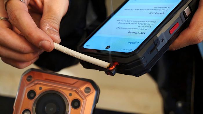 Celular com bateria gigante tem "isqueiro elétrico" embutido; veja como funciona