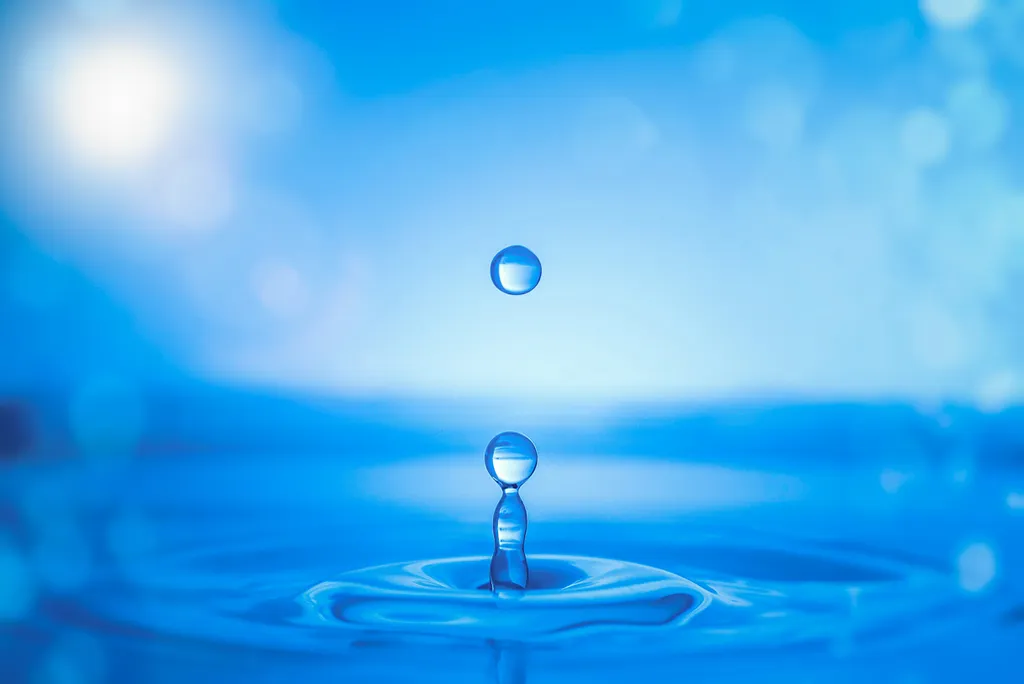 O hidrogênio que existe no corpo humano vem, em sua maioria, através da água (Imagem: IciakPhotos/Envato)