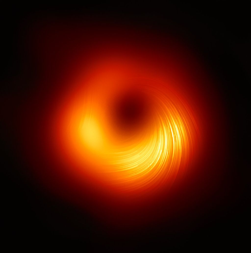 A imagem real do buraco negro no centro da galáxia M87, em uma nova versão que inclui a luz polarizada (Imagem: Reprodução/EHT Collaboration)