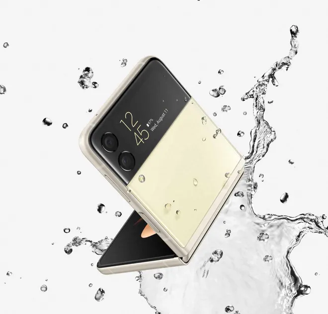 Primeiro dobrável em formato flip da Oppo terá que enfrentar grande concorrência do Galaxy Z Flip, que oferece corpo resistente com proteção contra água (Imagem: Reprodução/Samsung)