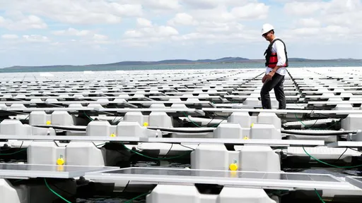 Governo federal inaugura usina solar flutuante em reservatório na Bahia