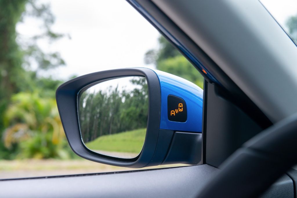 Alerta de ponto cego no espelho, como no Chevrolet Tracker, é presença quase certa em SUVs (Imagem: Divulgação/Chevrolet)