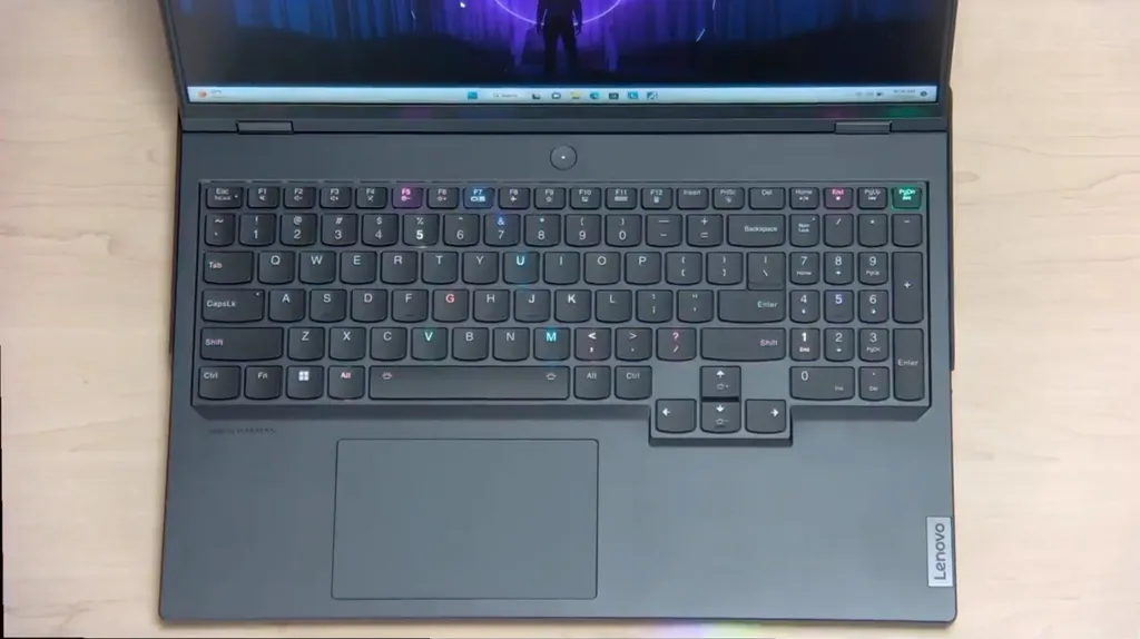 O tradicional teclado da Lenovo está de volta, contando com retroiluminação RGB configuráve por tecla, ao lado de uma faixa frontal de LED RGB (Imagem: Lenovo)