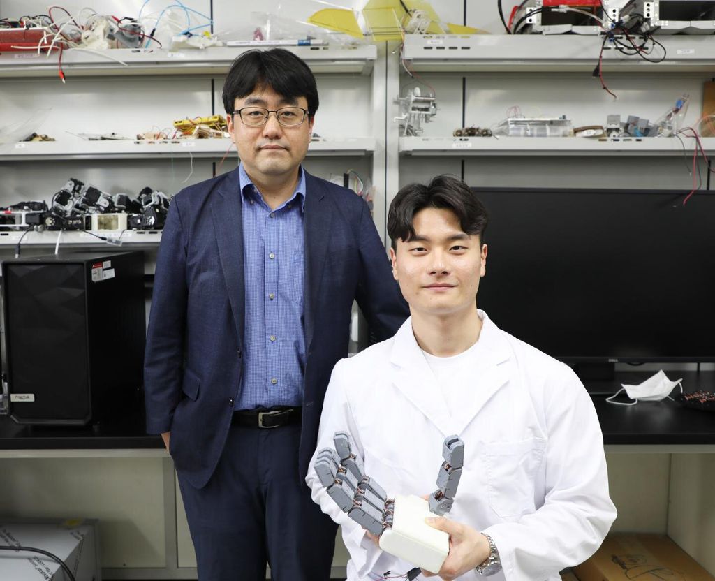 Professor Dongwon Yun e o estudante de engenharia Junmo Yang, criadores da mão robótica mais resistente (Imagem: Reprodução/DGIST)