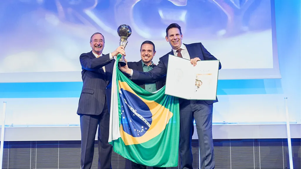 Rodrigo Oliveira, representando a Eco Panplas, durante a Energy Globe World Award (Imagem: Divulgação/Eco Panplas)