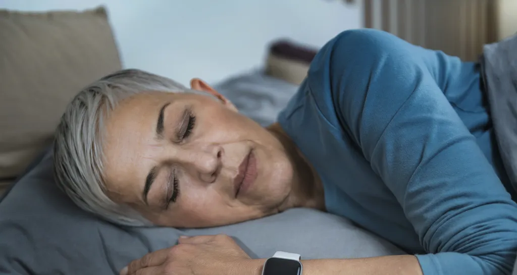 Dormir oito horas ajuda a manter a saúde do cérebro (Imagem: microgen/envato)