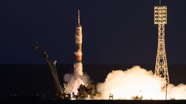 Nave Soyuz decola com sucesso com três astronautas a bordo, rumo à ISS