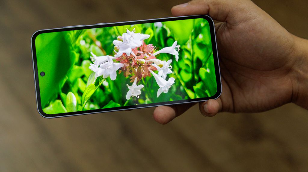 Galaxy A55 tem bom conjunto multimídia para assistir a vídeos (Imagem: Ivo Meneghel Jr/Canaltech)