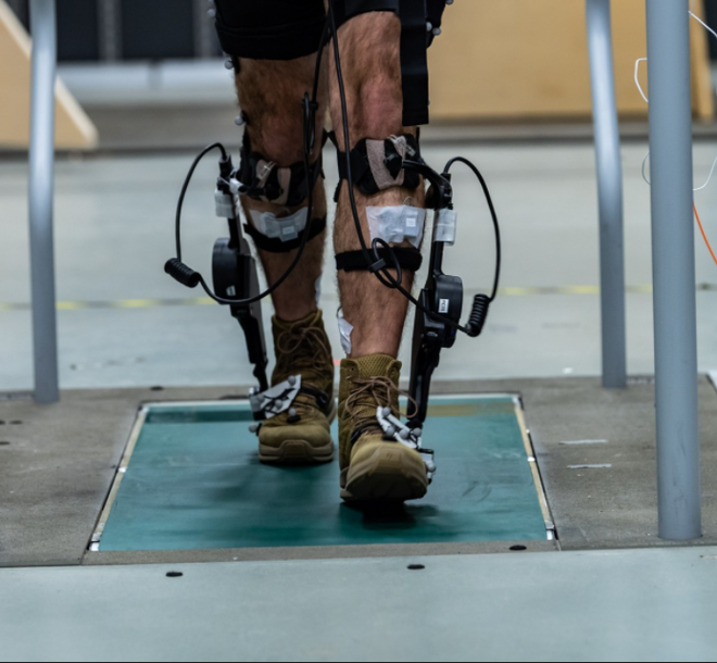 Sensores musculares ajudam o ExoBoot a distribuir a força melhor (Imagem: Reprodução/U.S. Army)