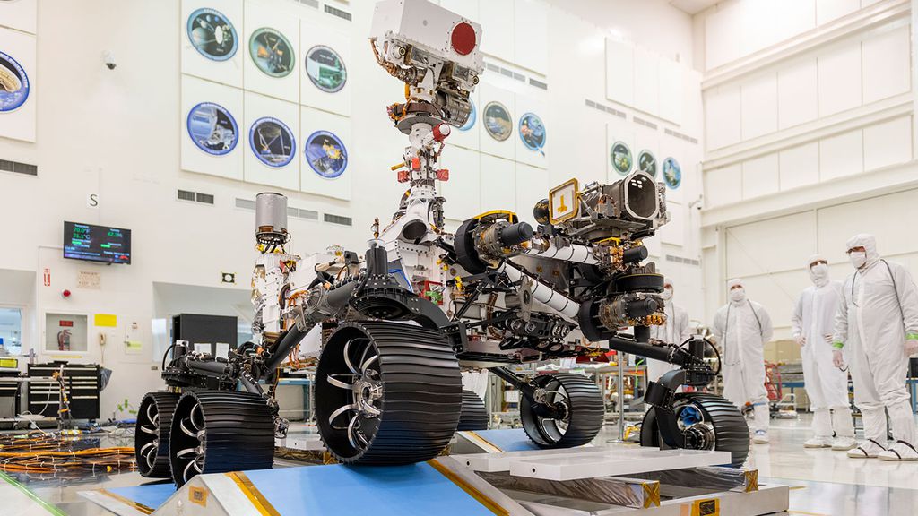 O rover Perseverance em seus preparativos finais nas instalações da NASA (Foto: NASA/JPL-Caltech)