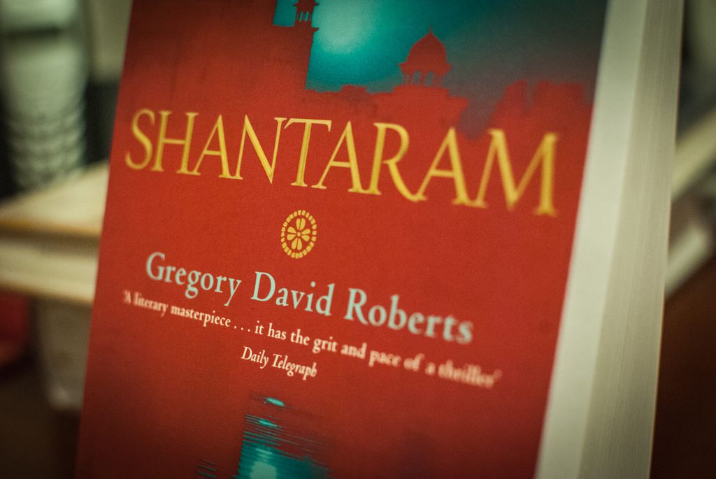 Shantaram conta a história de um prisioneiro australiano fugitivo em Mumbai (Imagem: Reprodução / Pinterest)