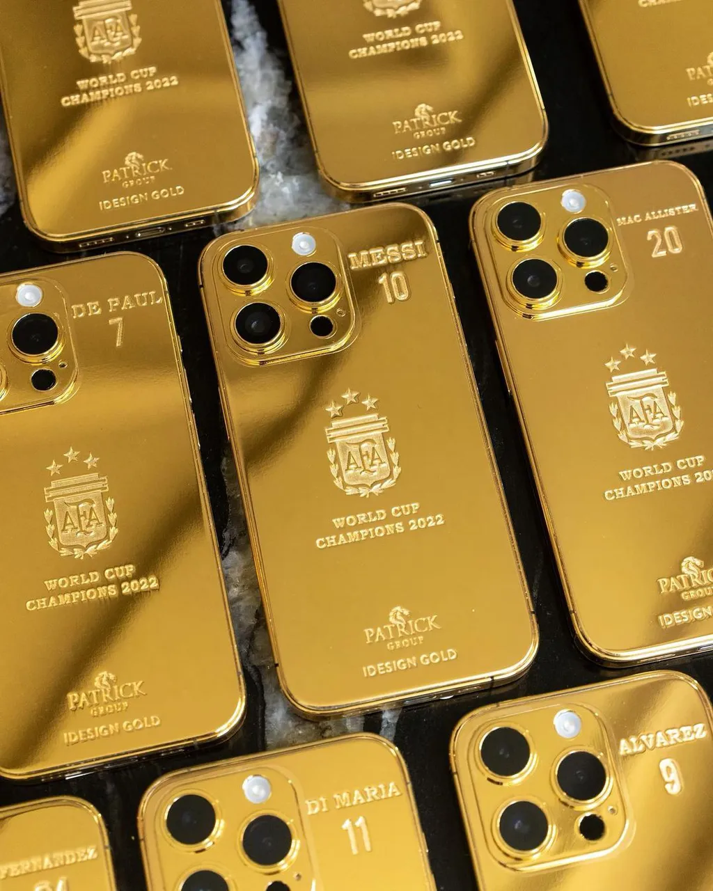 Cada iPhone de ouro tem nome e número personaliizado (Imagem: Instagram/idesigngold)
