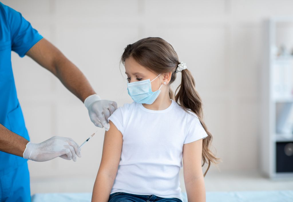 Para crianças com mais de 5 anos, uso das vacinas contra a covid-19 da Pfizer/BioNTech pode ser liberado nos próximos dias (Imagem: Reprodução/Prostock-studio/Envato Elements)