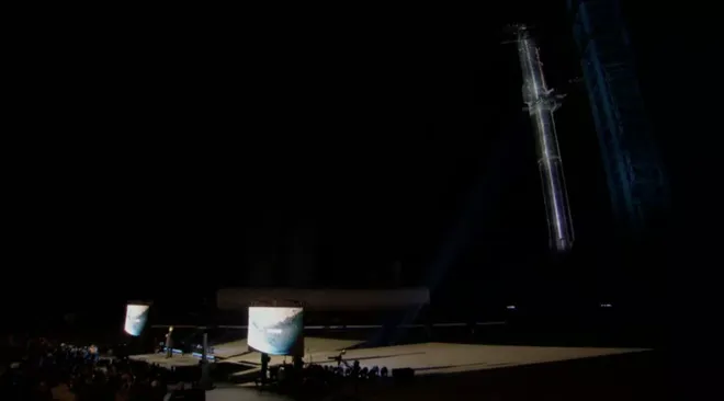 Elon Musk durante uma apresentação com o sistema Starship montado ao fundo (Imagem: Reprodução/SpaceX)