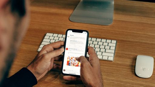 Câmara aprova projeto que criminaliza disparos de fake news em massa em apps