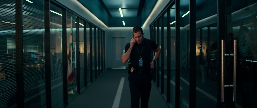 Gyllenhaal entrega uma excelente atuação e leva o filme praticamente sozinho nas costas (Imagem: Divulgação/Netflix)