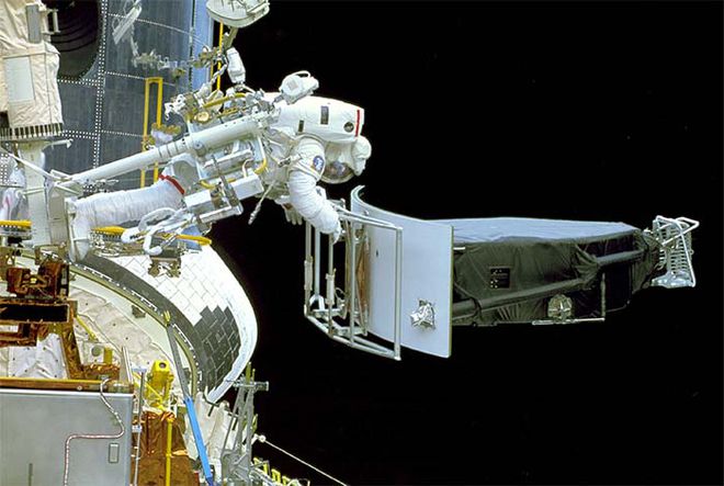 Astronauta realizando reparos no telescópio espacial Hubble em 1993 (Foto: NASA/ESA)