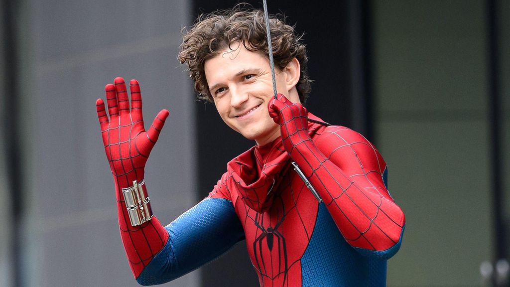 Tom Holland acena para fãs vestido de Homem-Aranha no set do novo filme