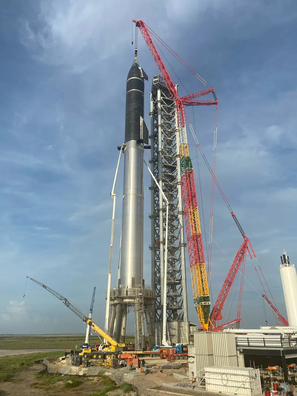 Starship montada no topo do Super Heavy. Juntos, eles formam o sistema de lançamento mais alto da Terra (Imagem: Reprodução/Elon Musk/Twitter)