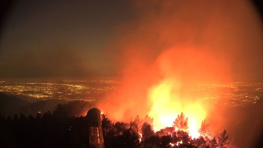 Observatório histórico resiste a incêndio devastador nos EUA; amador é destruído