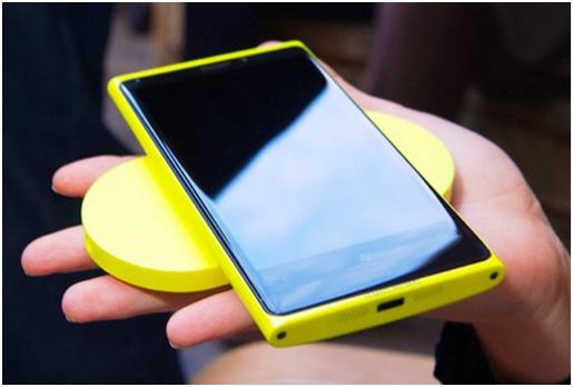 Um exemplo da recarga por indução em ação: o aparelho na foto pertence à Nokia e está posicionado sobre um dispositivo que oferece justamente esse tipo de recurso