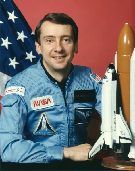 O engenheiro Charles Walker esteve a bordo de diferentes missões dos ônibus espaciais para conduzir experimentos na microgravidade, representando a empresa McDonell Douglas (Imagem: Reprodução/NASA)