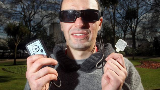 Cientistas criam dispositivo que permite a cegos "enxergarem" pela língua