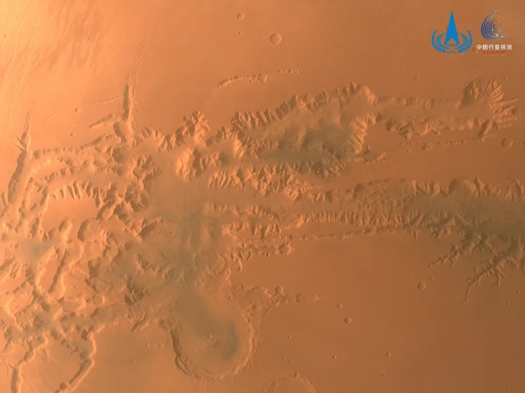 Imagens da paisagem ocidental do Valles Marineris, que se estende por 4000 km de leste a oeste, de 150 km a 700 km de norte a sul e até 7 km de profundidade. (Imagem: CLEP)