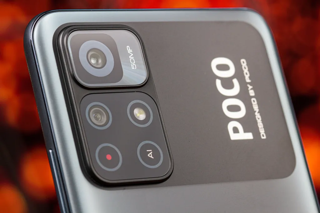 Poco M4 Pro tem apenas duas câmeras, apesar dos seis espaços no módulo (Imagem: Ivo Meneghel Jr/ Canaltech)