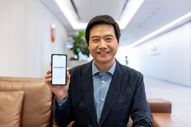 O CEO da Xiaomi, Lei Jun, mostra o nobo sistema operacional da marca (Imagem: Reprodução/Weibo/Lei Jun)