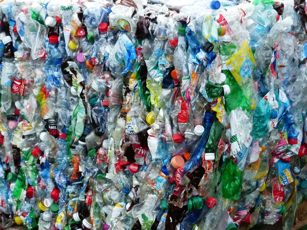Alguns tipos de plásticos, quando aquecidos, podem liberar substâncias cancerígenas (Imagem: Reprodução/ Hans Braxmeier/ Pixabay )
