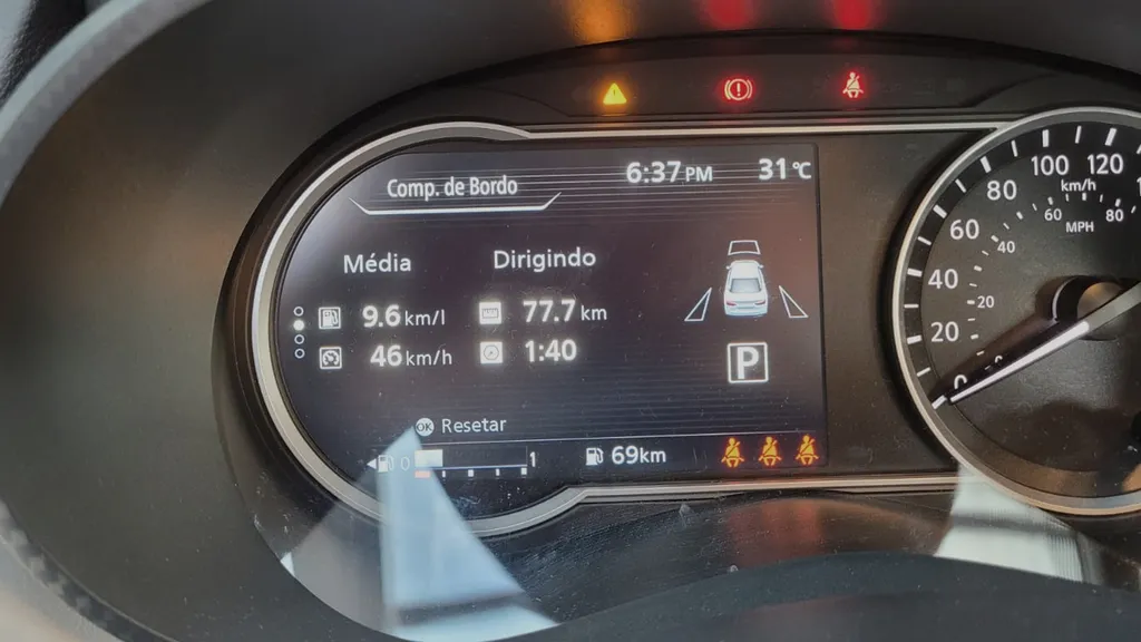 Mostrador aponta consumo do Nissan Versa na chegada a São Paulo (Imagem: Paulo Amaral/Canaltech)
