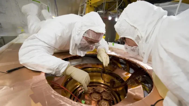 Cientistas trabalham em um detector de múons (Imagem: Reprodução/Reidar Hahn/Fermilab)