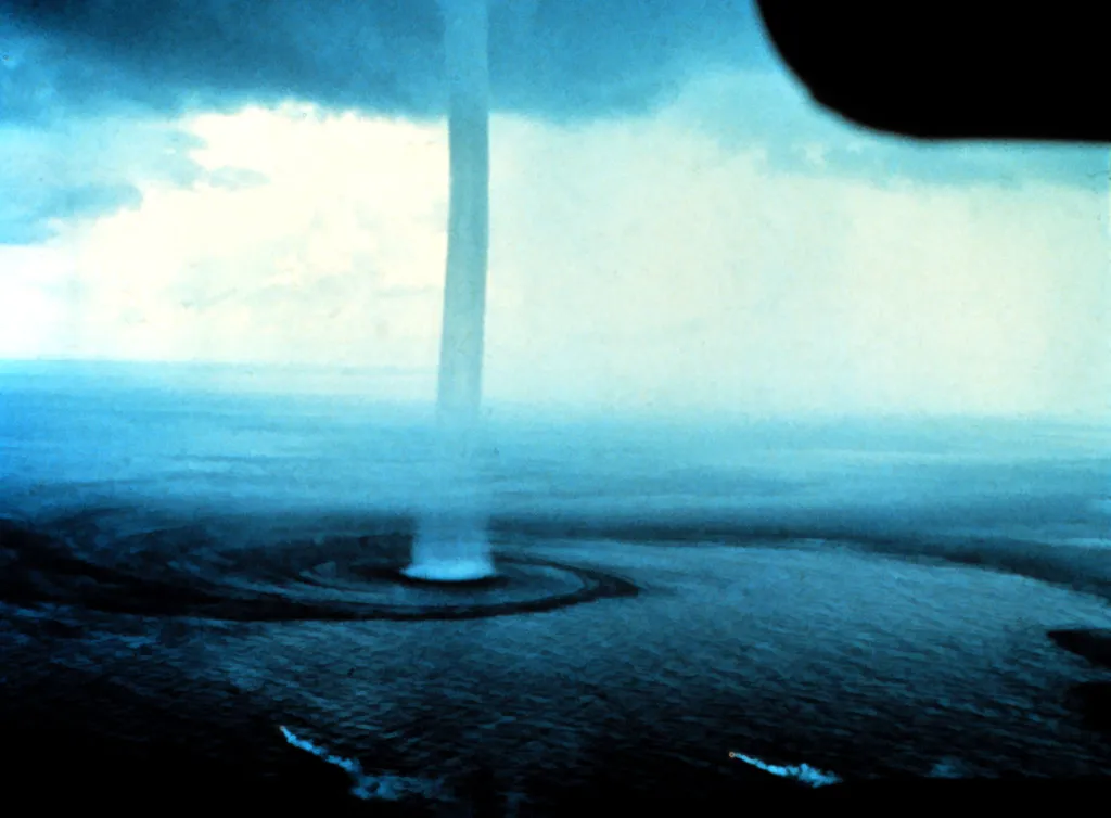Uma tromba d'água que ocorreu na Flórida, em 1969 — evento meteorológico pode ser a explicação para algumas das chuvas de animais do mundo (Imagem: Dr. Joseph Golden, NOAA/Domínio Público)