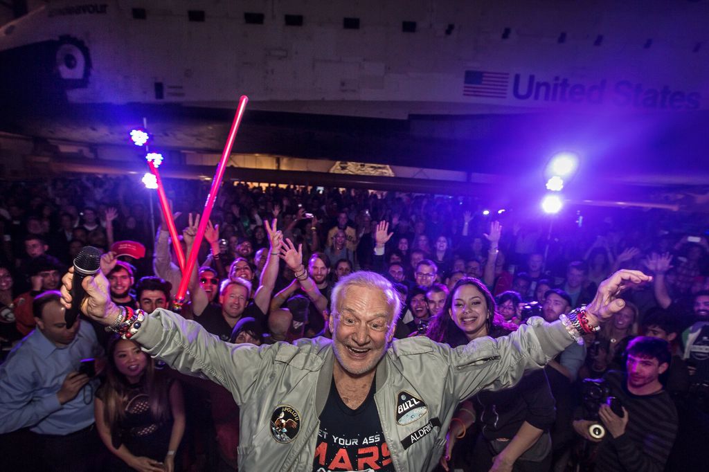 O astronauta Buzz Aldrin, o segundo a pisar na Lua, comemorando a Yuri's Night em 2016 (Foto: Hector Sandoval)