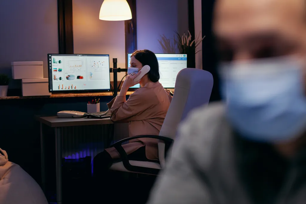 Máscaras em ambientes fechados evitam a transmissão de vírus respiratórios (Imagem: DC_Studio/Envato Elements)